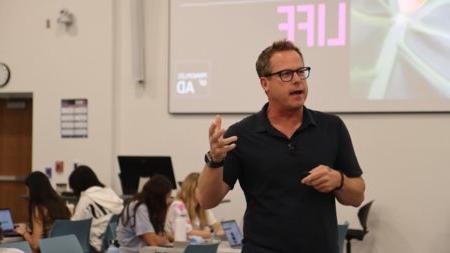 Gary Kayye speaking with students at front of class.